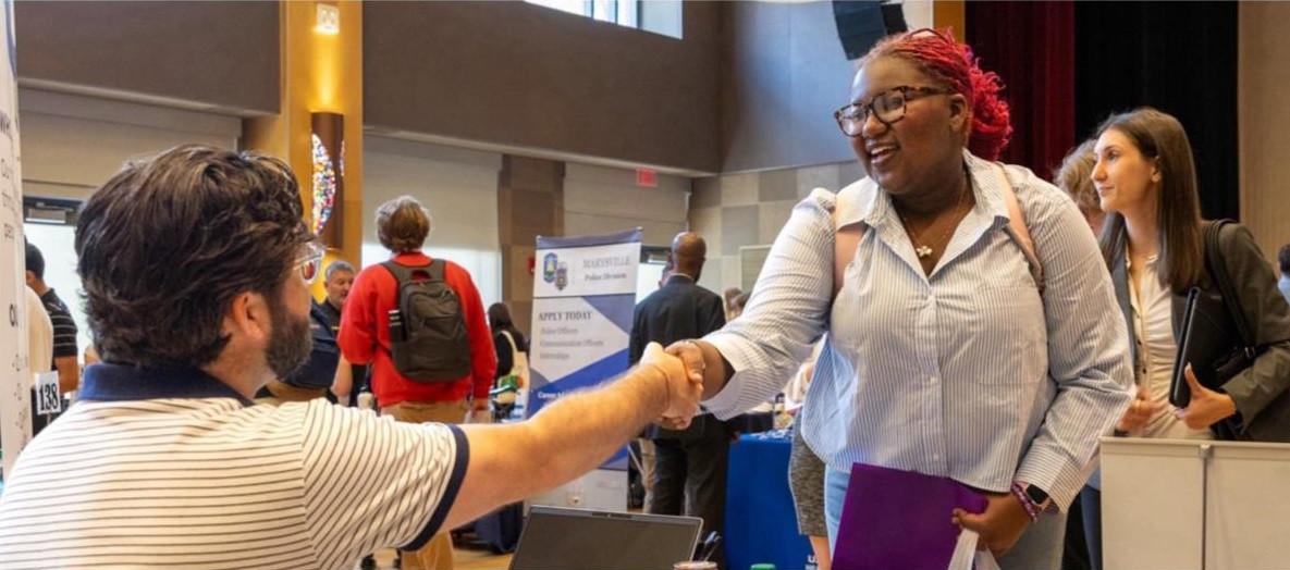 1920_studentsinteractwithpotentialemployersatuniversitycareerfairs